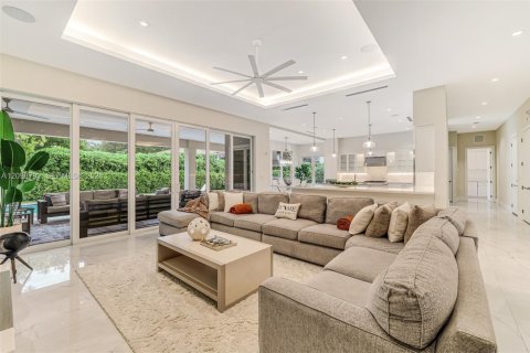 House in Pinecrest, Florida 5 bedrooms, 517 sq.m. № 2397734 - photo 10
