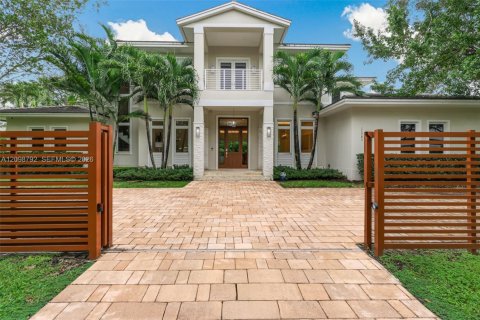 House in Pinecrest, Florida 5 bedrooms, 517 sq.m. № 2397734 - photo 3