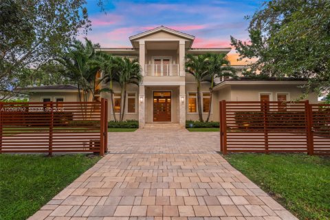 House in Pinecrest, Florida 5 bedrooms, 517 sq.m. № 2397734 - photo 2