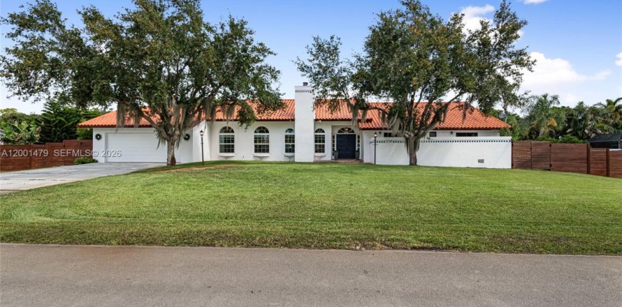 House in Plantation, Florida 4 bedrooms, 235.79 sq.m. № 2065658