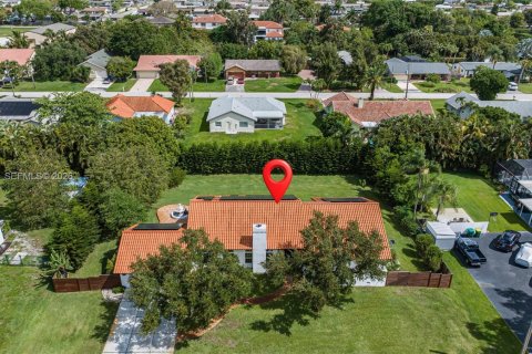 House in Plantation, Florida 4 bedrooms, 235.79 sq.m. № 2065658 - photo 4