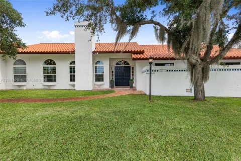 House in Plantation, Florida 4 bedrooms, 235.79 sq.m. № 2065658 - photo 10