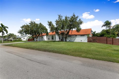 House in Plantation, Florida 4 bedrooms, 235.79 sq.m. № 2065658 - photo 8