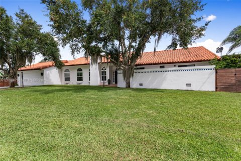 House in Plantation, Florida 4 bedrooms, 235.79 sq.m. № 2065658 - photo 9