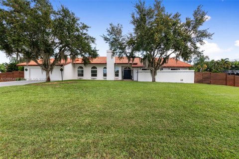 House in Plantation, Florida 4 bedrooms, 235.79 sq.m. № 2065658 - photo 5