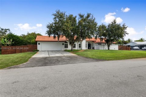 House in Plantation, Florida 4 bedrooms, 235.79 sq.m. № 2065658 - photo 6