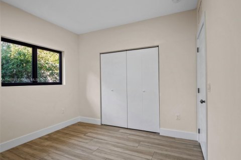 Купить коммерческую недвижимость в Майами, Флорида № 1985183 - фото 16