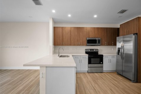 Купить коммерческую недвижимость в Майами, Флорида № 1985183 - фото 10