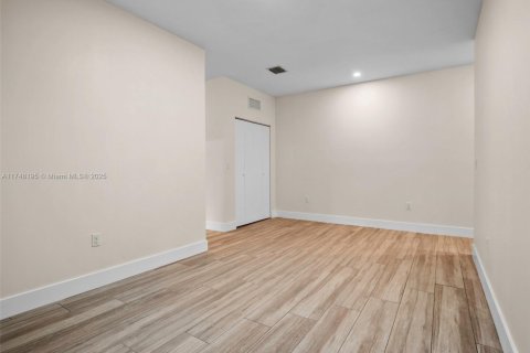 Купить коммерческую недвижимость в Майами, Флорида № 1985183 - фото 26