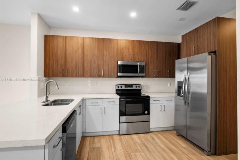 Купить коммерческую недвижимость в Майами, Флорида № 1985183 - фото 12