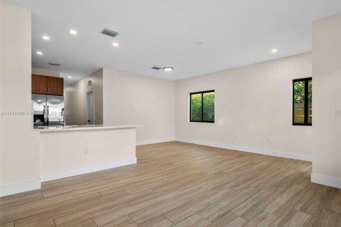 Купить коммерческую недвижимость в Майами, Флорида № 1985183 - фото 6