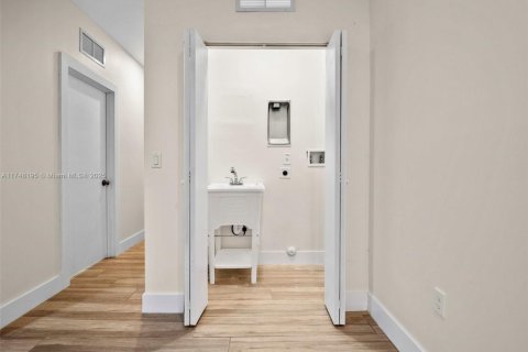 Купить коммерческую недвижимость в Майами, Флорида № 1985183 - фото 27