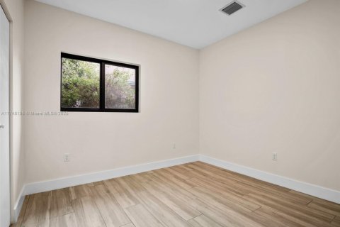 Купить коммерческую недвижимость в Майами, Флорида № 1985183 - фото 21