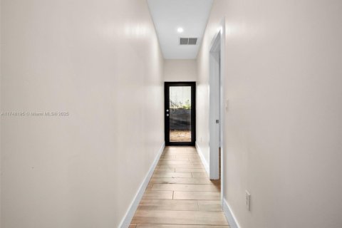 Купить коммерческую недвижимость в Майами, Флорида № 1985183 - фото 29