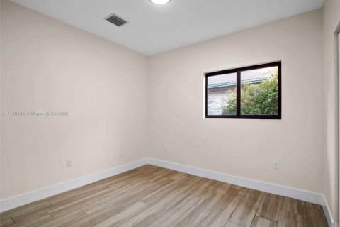 Купить коммерческую недвижимость в Майами, Флорида № 1985183 - фото 14