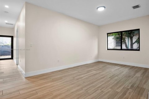 Купить коммерческую недвижимость в Майами, Флорида № 1985183 - фото 25