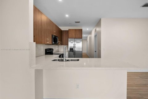 Купить коммерческую недвижимость в Майами, Флорида № 1985183 - фото 11