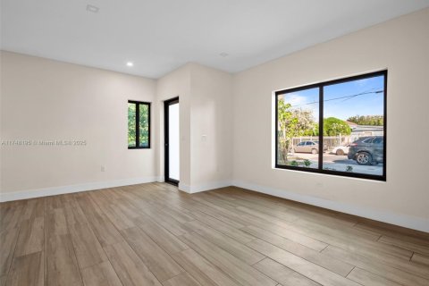 Купить коммерческую недвижимость в Майами, Флорида № 1985183 - фото 8