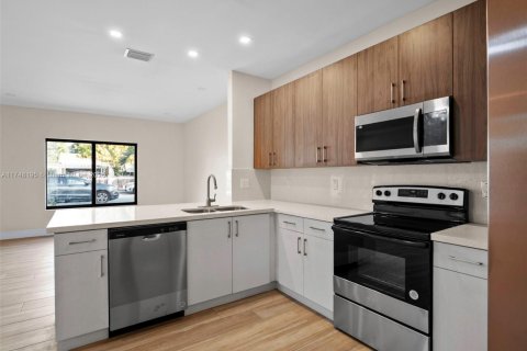 Купить коммерческую недвижимость в Майами, Флорида № 1985183 - фото 13