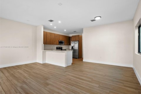 Купить коммерческую недвижимость в Майами, Флорида № 1985183 - фото 5