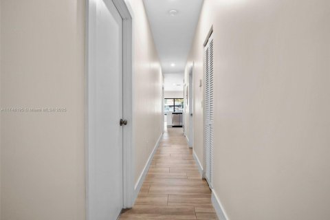 Купить коммерческую недвижимость в Майами, Флорида № 1985183 - фото 28