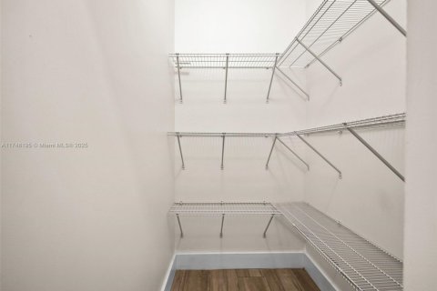 Купить коммерческую недвижимость в Майами, Флорида № 1985183 - фото 18