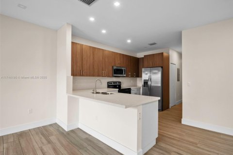 Купить коммерческую недвижимость в Майами, Флорида № 1985183 - фото 9