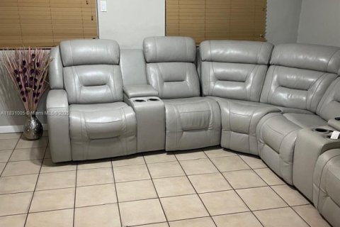 Casa en alquiler en Hialeah, Florida, 3 dormitorios, 116.41 m2 № 1985713 - foto 4