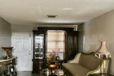 Casa en alquiler en Hialeah, Florida, 3 dormitorios, 116.41 m2 № 1985713 - foto 2