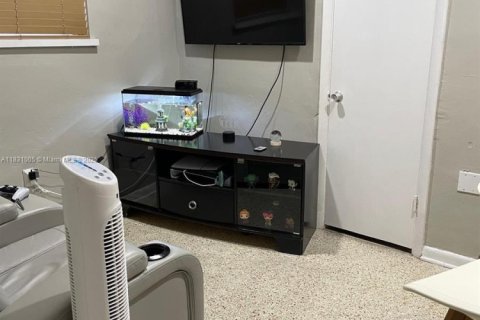 Casa en alquiler en Hialeah, Florida, 3 dormitorios, 116.41 m2 № 1985713 - foto 8