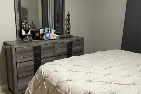 Casa en alquiler en Hialeah, Florida, 3 dormitorios, 116.41 m2 № 1985713 - foto 12