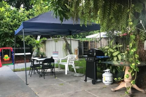 Casa en alquiler en Hialeah, Florida, 3 dormitorios, 116.41 m2 № 1985713 - foto 17