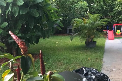 Casa en alquiler en Hialeah, Florida, 3 dormitorios, 116.41 m2 № 1985713 - foto 1