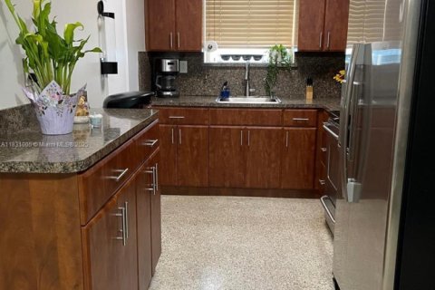 Casa en alquiler en Hialeah, Florida, 3 dormitorios, 116.41 m2 № 1985713 - foto 5