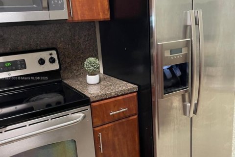 Casa en alquiler en Hialeah, Florida, 3 dormitorios, 116.41 m2 № 1985713 - foto 7