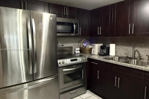 Townhouse in Miami, Florida 3 bedrooms, 144 sq.m. № 1894273 - photo 15