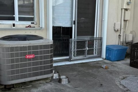 Townhouse in Miami, Florida 3 bedrooms, 144 sq.m. № 1894273 - photo 30