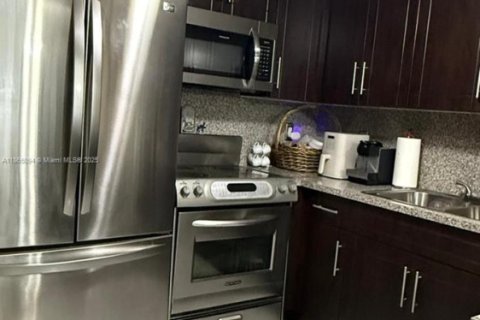 Townhouse in Miami, Florida 3 bedrooms, 144 sq.m. № 1894273 - photo 11