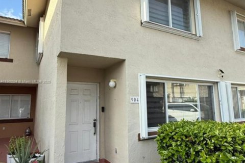 Townhouse in Miami, Florida 3 bedrooms, 144 sq.m. № 1894273 - photo 1