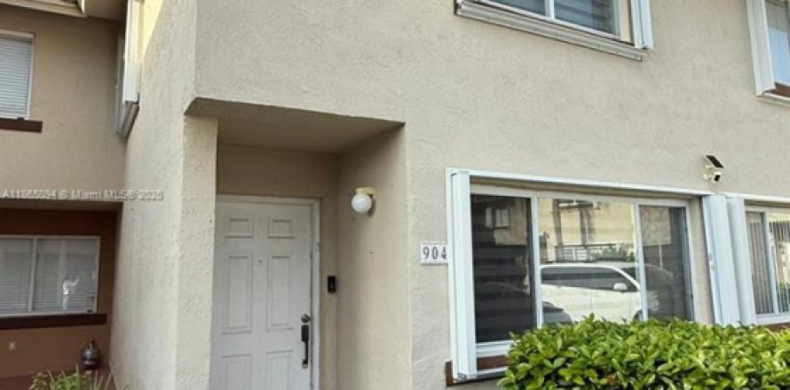 Townhouse in Miami, Florida 3 bedrooms, 144 sq.m. № 1894273