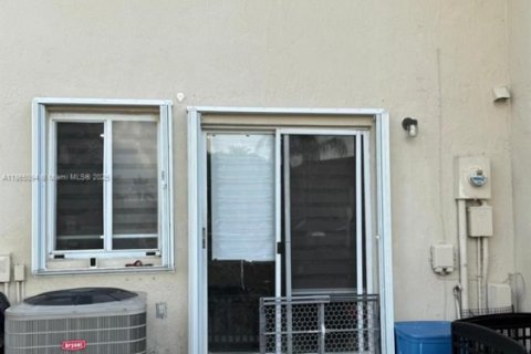 Townhouse in Miami, Florida 3 bedrooms, 144 sq.m. № 1894273 - photo 29