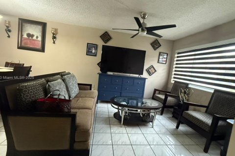 Townhouse in Miami, Florida 3 bedrooms, 144 sq.m. № 1894273 - photo 16