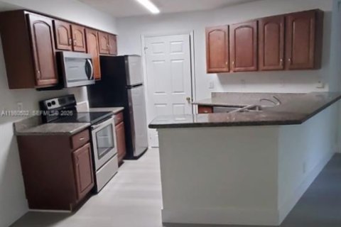 Снять в аренду кондоминиум в Санрайз, Флорида 2 спальни, 95.13м2, № 2043445 - фото 2