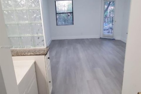 Снять в аренду кондоминиум в Санрайз, Флорида 2 спальни, 95.13м2, № 2043445 - фото 12