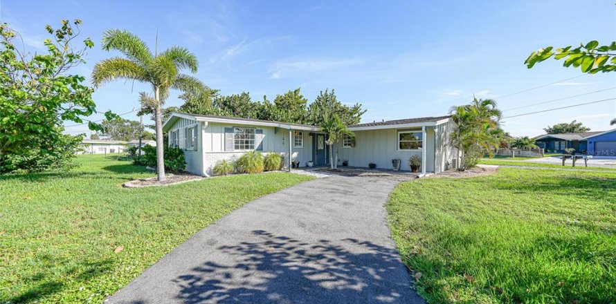 House in Port Charlotte, Florida 3 bedrooms, 158.77 sq.m. № 1910593