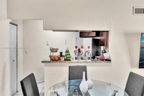 Снять в аренду кондоминиум в Майами, Флорида 2 спальни, 92.9м2, № 1989508 - фото 13