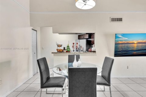 Снять в аренду кондоминиум в Майами, Флорида 2 спальни, 92.9м2, № 1989508 - фото 12