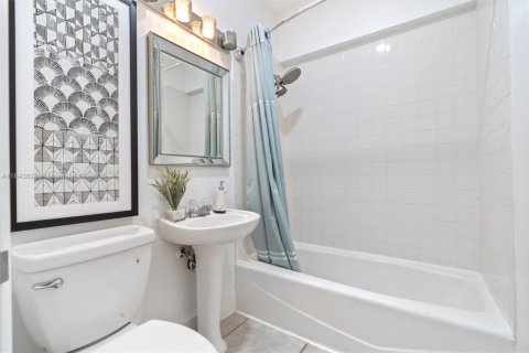 House in Fort Lauderdale, Florida 2 bedrooms, 114.27 sq.m. № 1874750 - photo 19