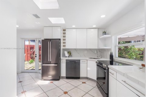 House in Fort Lauderdale, Florida 2 bedrooms, 114.27 sq.m. № 1874750 - photo 12