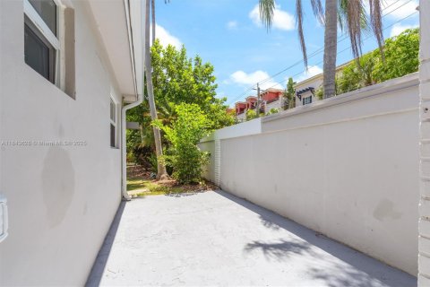 House in Fort Lauderdale, Florida 2 bedrooms, 114.27 sq.m. № 1874750 - photo 24